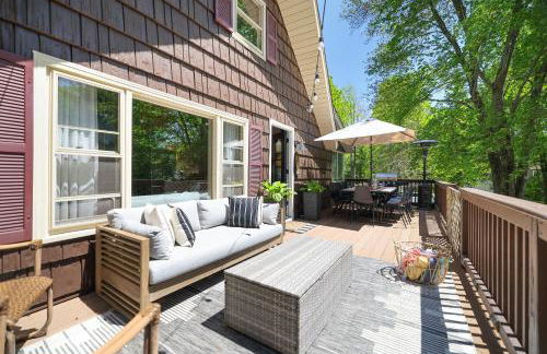 Family Pocono Gem by the lake with private sauna, hot tub, and huge game room - Foto 48