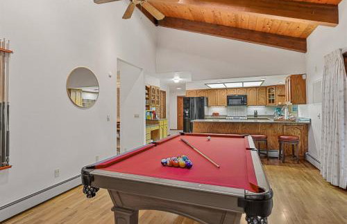 Pristine Cabin on Wooded Lot. Fantastic Location Pool Table - Foto 14