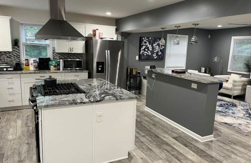 Stylish and Modern Large Bedroom - Foto 10