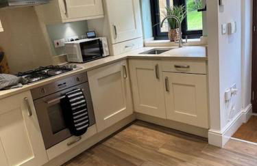 Church Court 2 Bed 55 Inch SKY TV Northampton Parking Contractor Accommodation - Photo 8