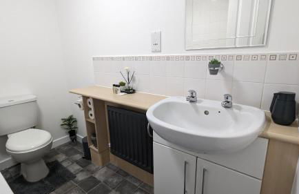 CLARITURF - 4 Bedroom Semi - Private Parking near Turf Moor, Town Centre, Transport and Motorway Links next to Canal, 3 Parks and Lake - Sky and Netflix - Foto 13