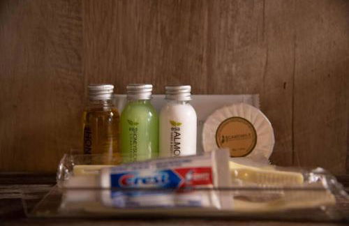 Rustic Chic Alabama Cabin w Loft Fire Pit Pet Friendly Fenced Yard Lake Guntersville - Lucky Lodge - Foto 24