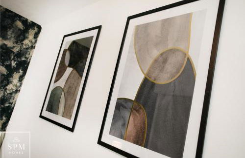 Large 4 Bed House - Long Stays Welcome - Smart TVs in Each Bedroom - Parking - Wifi - Foto 26