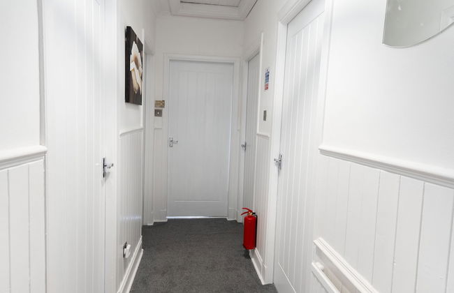 2-bed Flat, Wishaw, Free Parking, Family-friendly - Photo 20