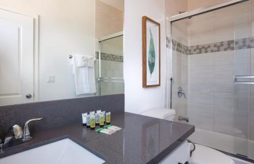 Luxury Townhome with Gated Parking and Private Balcony - Photo 20