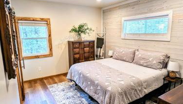 Relax & Recharge in Cozy Pinetop 2BR Retreat - Foto 4