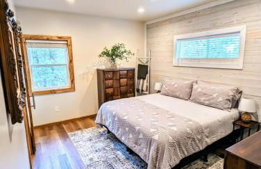 Relax & Recharge in Cozy Pinetop 2BR Retreat - Foto 4