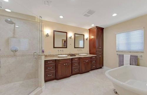Home with pool by Dream Vacation - Foto 30