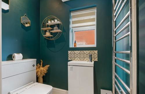 Pass The Keys Picture Perfect Haven in Didsbury Village - Free Parking & EV Station - Photo 39