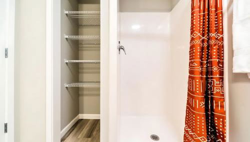 Cozy Micro Suite Unit 12 Sleeps 2 Minutes to Downtown - Foto 3, Shower, wardrobe