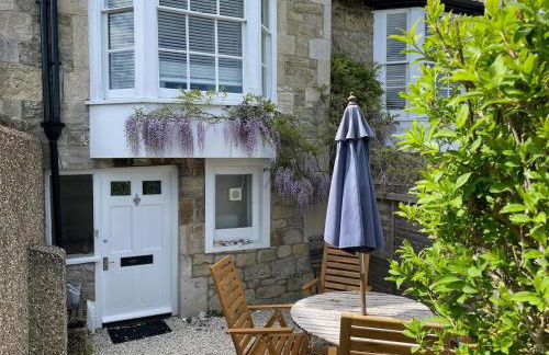 Elm Lodge charming with stunning coastal views! - Photo 20