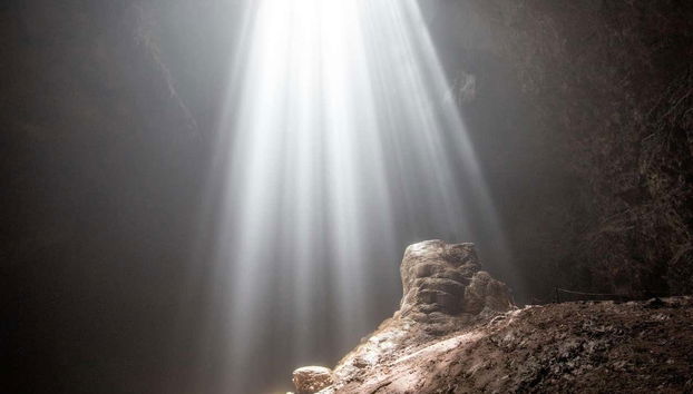 Lumière du soleil pénétrant dans la grotte de Jomblang