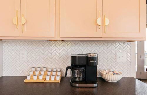 Designer Single Family House-Rooftop- Hot Tub - Foto 33