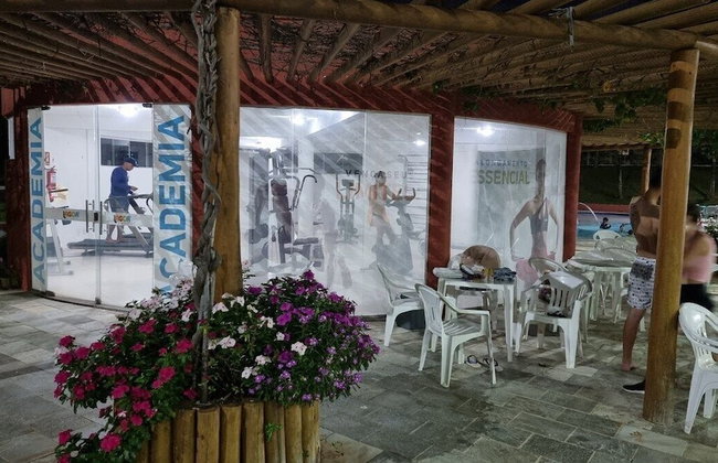 Frente ao Parque da Lagoa Quente, Apto particular com varanda e vista piscinas, com tela de proteção - Foto 54