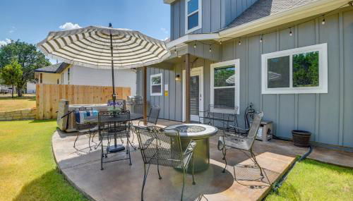 Hot Tub and Fire Pit! Cozy Granbury Escape Near Lake - Foto 2