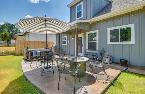 Hot Tub and Fire Pit! Cozy Granbury Escape Near Lake - Foto 2