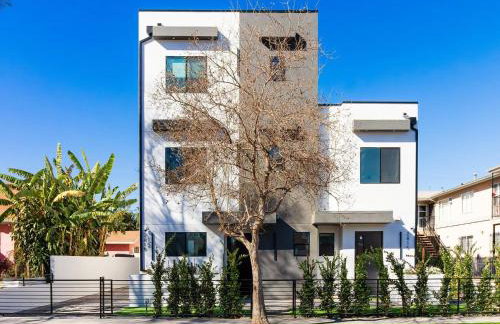 Modern Luxe Retreat Three-Bedroom #4 - Photo 19