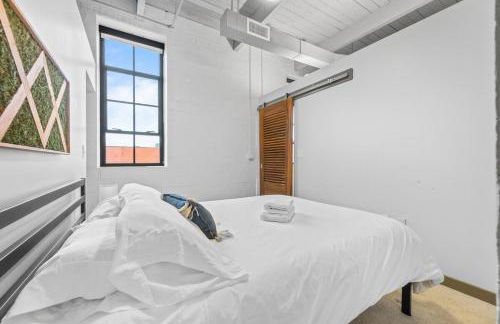 Downtown Loft l Cleveland l Parking l Cafe - Photo 19