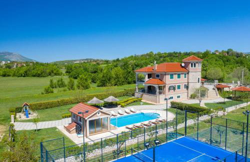 5-Bed Villa with Pool, Jacuzzi & Padel Court - Foto 44