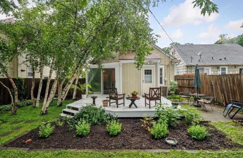 Elegant Linden Hills Home Family-Friendly Walk to Lake - Foto 24