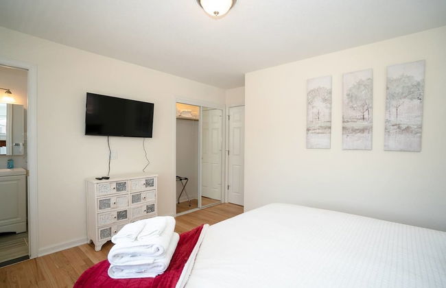 The Meadowlark Manor Spacious Backyard & Hot Tub - Photo 13