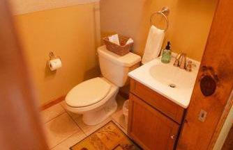 Cheerful Two Bdrm Cabin with Hot Tub & Pet Friendly - Foto 23