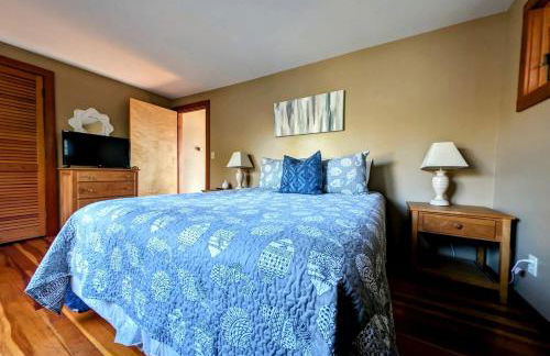 Charming Waterfront Sea Cottage with Private Beach near Bar Harbor, Hancock Maine - Photo 18