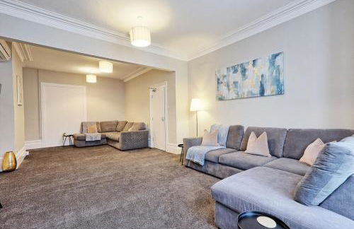 Large 5-Bedroom Home, Perfect for Long Stays & Team Accommodation - Foto 4