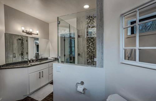 Cozy mountain home w riverfront patio - Foto 72