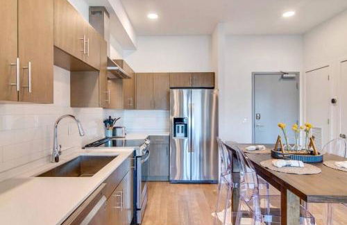 Stylish downtown condo w/ pool & parking - Foto 10