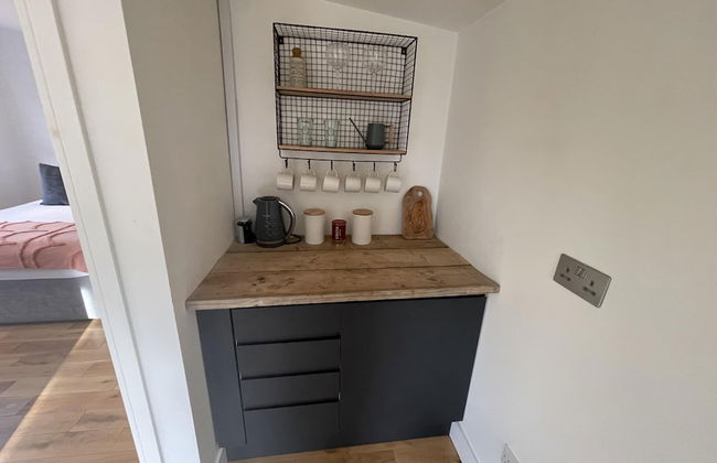 Maygrove Retreat - Sleeps 2 - Jacuzzi - Parking - Photo 12