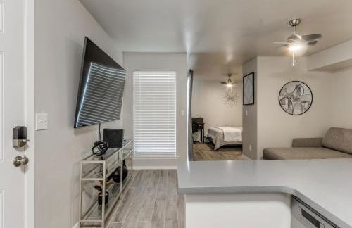 Quiet Modern Heavenly Paradise Love and Balcony Near Lake, Mall, Food, Entertainment! - Foto 19