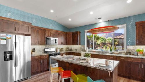 PV 110 Themed Rooms, PS4, Ping Pong, Pack n` Play, Electric Fire Place, Games, and More - Foto 3