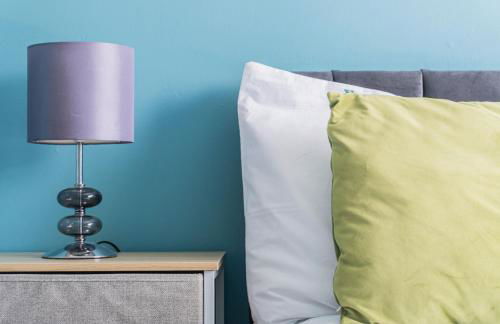 Detached House in Ashford with Free Parking and Hot Tub - Sleeps 10 - Foto 13