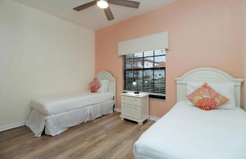 Serene 4-Bedroom Lakeview Retreat with South-Facing Pool & Sun-Drenched Outdoor Living - Foto 77