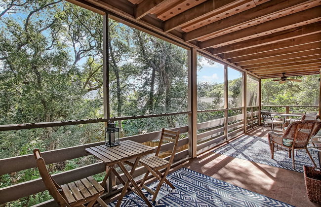 Secluded Condo with Peaceful Wooded Views and Easy Access to the Beach by RedAwning - Foto 36