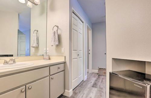 Hiking Trail and Hot Tub Access Bend Condo with Deck - Foto 16