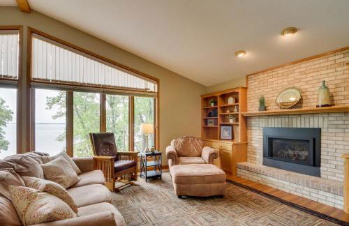 Sandy Beach Family Getaway with Fire Pit and Deck! - Foto 3