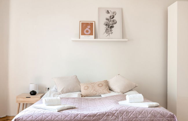 2ndhomes Spacious & Cozy 1BR Home - Photo 6