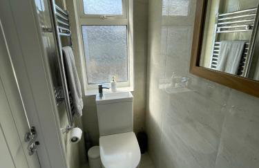 The Little Seahorse - Newly Renovated Cottage 5mins Walk The Beach with Hot Tub - Photo 31