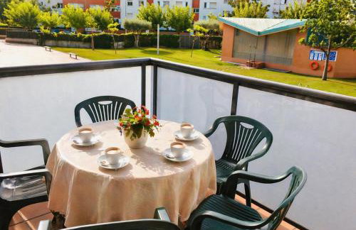 Cozy & Bright 2BR with Balcony, Pool & Garden View- Fenals - Foto 3