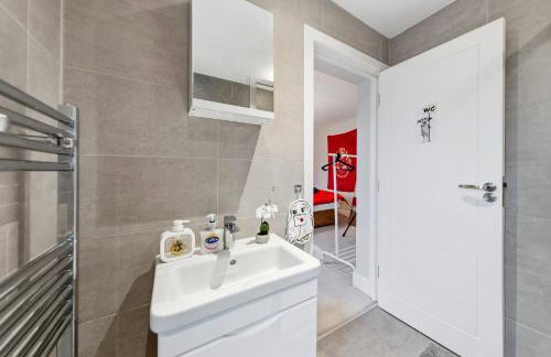 The Lumos House - 4 Bed Home w Parking near Harry Potter Studios - Foto 42