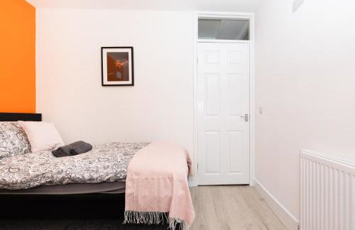 4Bed-House-2Bath-Free Parking-by Holiday Homes - Foto 18