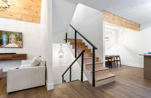 Stylish Lakehouse with Black-and-White Modern Design near Lake Hartwell, Clemson SC - Foto 36