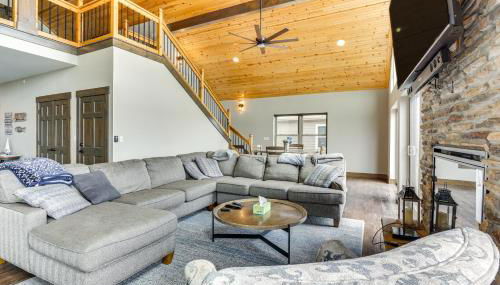 Lavish Retreat with Decks, Steps to Table Rock Lake! - Foto 4