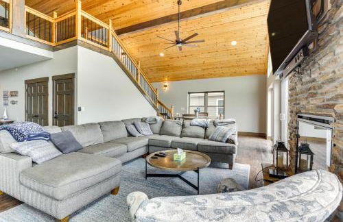 Lavish Retreat with Decks, Steps to Table Rock Lake! - Foto 4