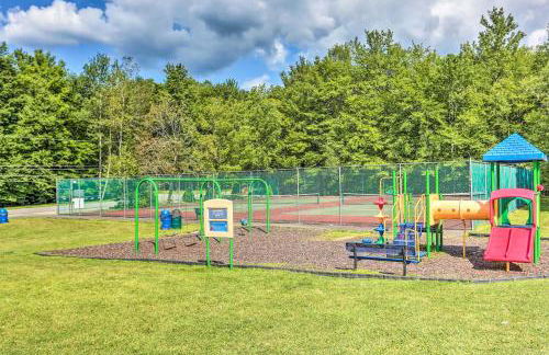 Deck and Community Perks Bright Pocono Lake Home! - Foto 34