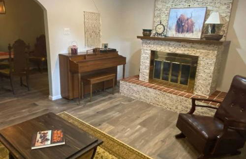 StockYards! Walk 3 Blocks-Ranch House sleeps 8 - Foto 63