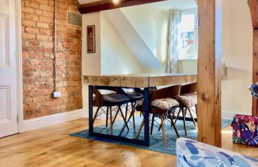 Windows over Stroud - 2BR Penthouse in Historic Building - Foto 15