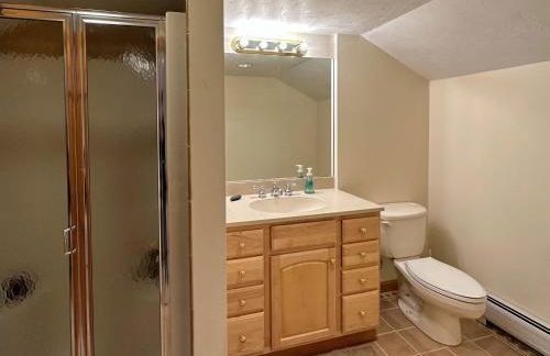 FC43 Renovated cozy spacious cottage with AC, air hockey, wifi close to ski trails! - Foto 24